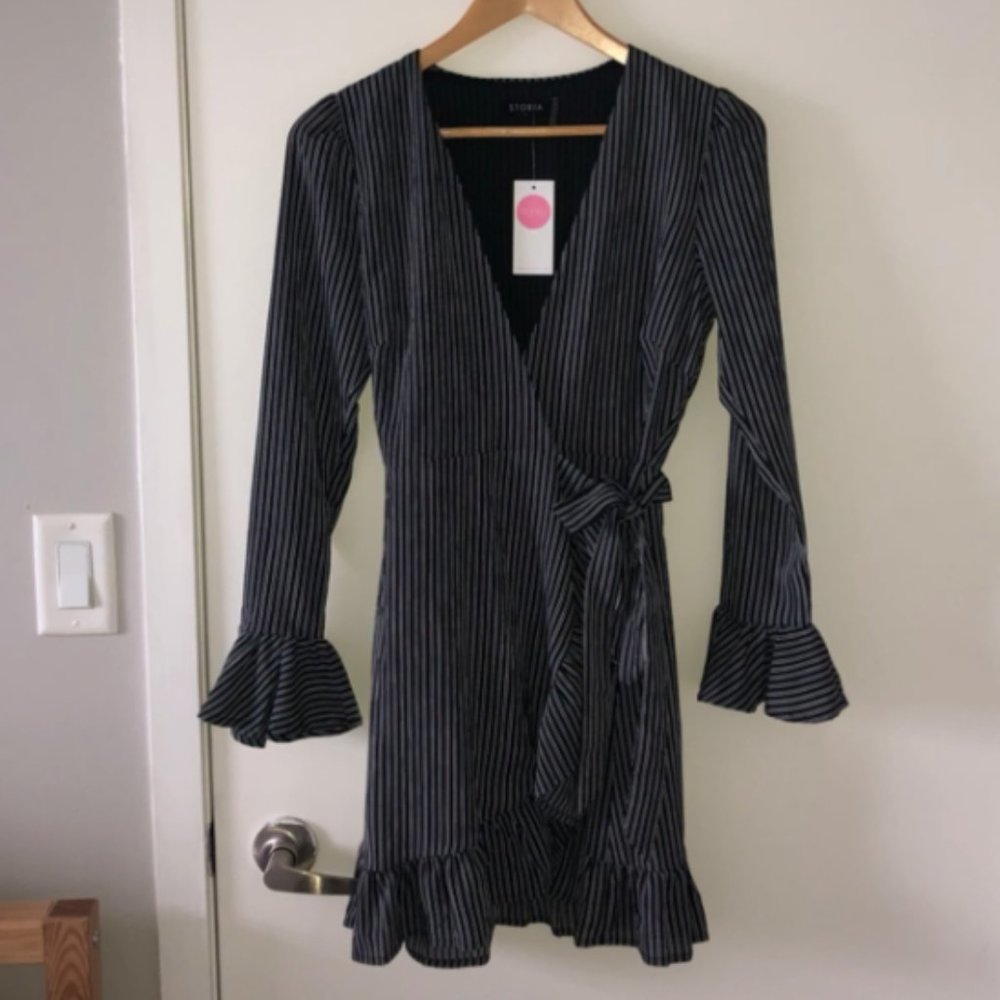 BLACK AND WHITE WRAP STYLE DRESS